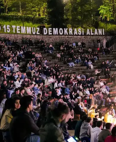 Trabzon'da Unutulmaz Bir Gece: Efsanevi Show Müziği Sahne Aldı