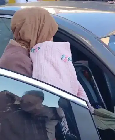 Bebeği Arabada Mahsur Kalan Anneye Çevre Halkından Yardım Eli Uzandı