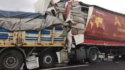 Konya Ereğli'de TIR ve minibüs çarpıştı: 1 ölü, 3 yaralı!