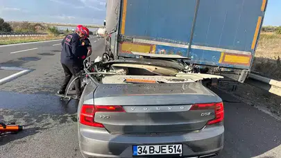 Ceyhan'da TIR'a Çarpan Otomobilde Sürücü Hayatını Kaybetti