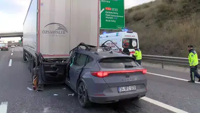 Sancaktepe'de Otomobil TIR'ın Altında Kalarak Trafik Kazası Yarattı