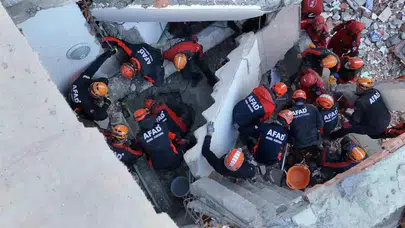 Gebze'de Bina Çökmesi: 5 Kişilik Aile Kurtarılmaya Çalışılıyor