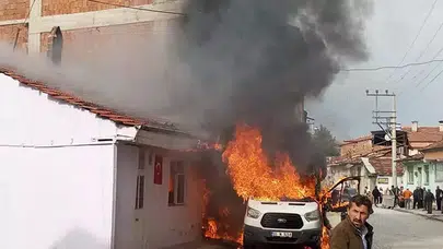 Vezirköprü'de Minibüs Yangını, Müstakil Evi Ve Apartmanı Etkiledi