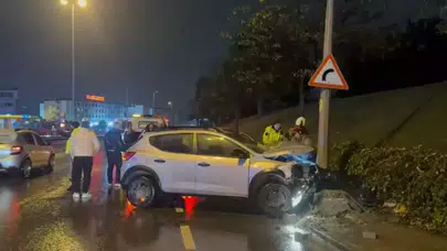 Küçükçekmece'de Yağmurlu Hava Kazası: Araç Aydınlatma Direğine Çarptı