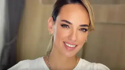 Seda Bakan'dan Şık Siyah Takım Elbise ile Minimalist Tarz Vurgusu!