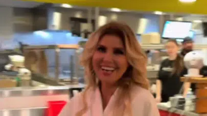 Gülben Ergen'in Bornozla Hamburgerciye Girişi Şaşırttı