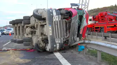Kuzey Marmara Otoyolu'nda Kamyonun Lastiği Patladı