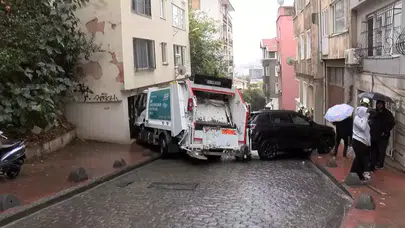 Beyoğlu'nda Yağmur Sonrası Çöp Kamyonu Kazası: 3 Yaralı