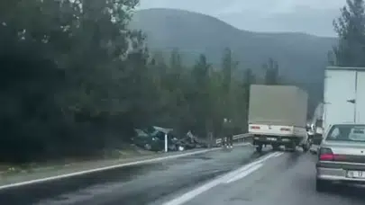 İzmir'de Trafik Kazası: İki Ölü, Üç Yaralı, Halk Önlemler Bekliyor!