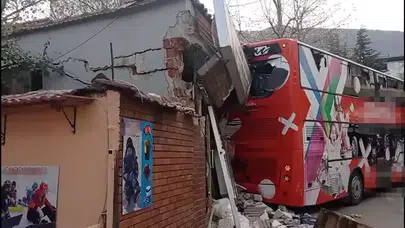 Bursa'da Freni Boşalan Otobüs Manav Dükkanına Girdi