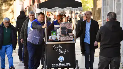 Ortahisar Belediyesi'nin Seyyar Çay Aracıyla Ücretsiz İkramı