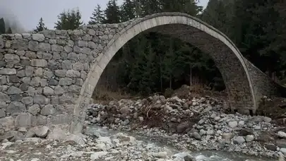 Çat Kemer Köprüsü’ne Yazılan Sprey, Kültürel Mirası Tehdit Ediyor!