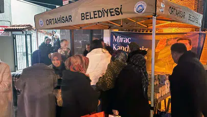 Ortahisar Belediyesi'nden Miraç Kandili'nde Halka Tatlı İkramı