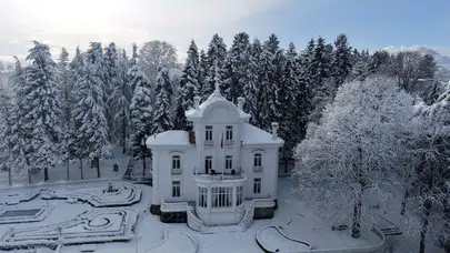 Trabzon'da Kar Yağışı: Atatürk Köşkü Beyaz Örtüyle Kaplandı