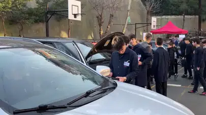 Meslek Lisesi Öğrencileri Trafik Güvenliği İçin Araç Kontrolü Yapıyor