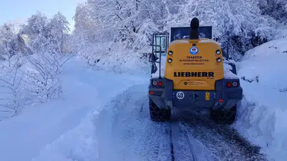 Trabzon'da Yoğun Kar Yağışı Yolları Kapattı, Belediye Seferber Oldu