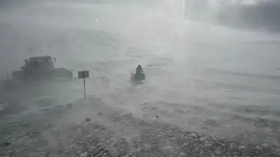 Çaykara'da Kar Fırtınası Yaylalarda Görüş Mesafesini Düşürdü