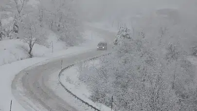 Trabzon'da Yoğun Kar Yağışı Ulaşımı Felç Etti, Kritik Yollar Kapandı