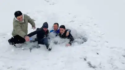 Uzungöl'de Buzda Zıplayan Dört Arkadaş Aniden Suya Düştü