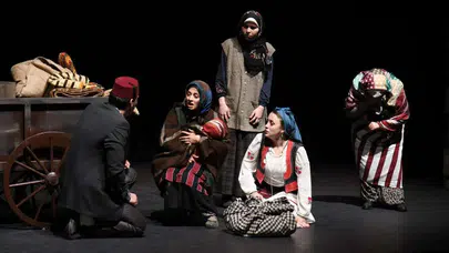 Trabzon Tiyatrosu "Muhacirlik" ile Göç Tarihini Sahneye Taşıdı