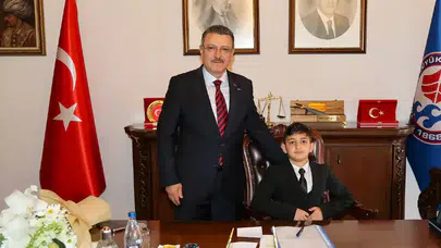 Trabzon'da 23 Nisan’da Miniklere Temsili Başkanlık Sevinci!