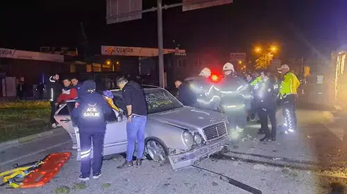 Polis Peşinden Koşan Araç Kaza Yaptı: Yaralılar Hastaneye Sevk Edildi