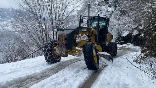 Trabzon'da Karla Mücadele: 122 Personel ile Kapalı Yollar Açılıyor