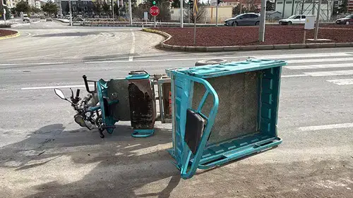 Bolvadin'de TIR ile Çarpışan Motosikletteki Kadın Hayatını Kaybetti