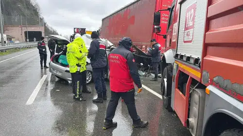 Hopa'da Trafik Kazası: İki Ölü, Bir Yaralı Hastaneye Kaldırıldı