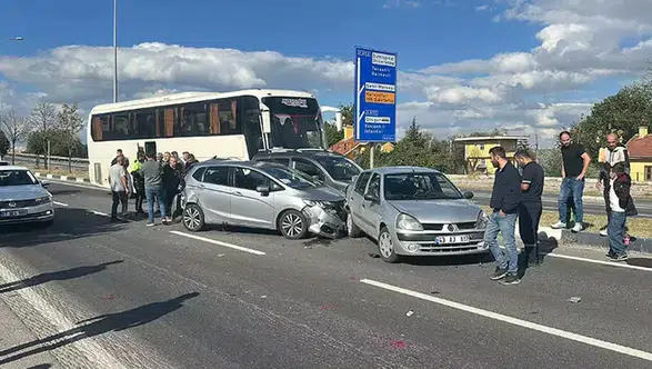 Kütahya’da servis otobüsü araçlara çarptı: 3 yaralı