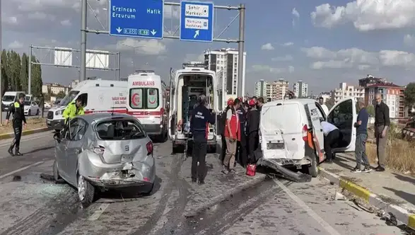 Sivas'ta trafik kazası: 39 yaşındaki kadın hayatını kaybetti, dört kişi yaralı!