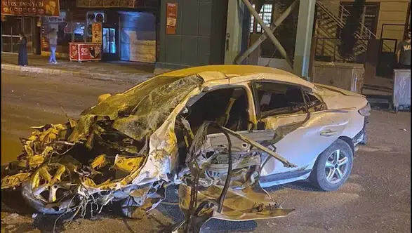 Şanlıurfa'da genç sürücü, üst geçitte kaza yaparak hayatını kaybetti.