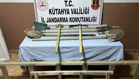 Gediz'de Kaçak Kazı Yapan İki Şüpheli Jandarma Tarafından Yakalandı