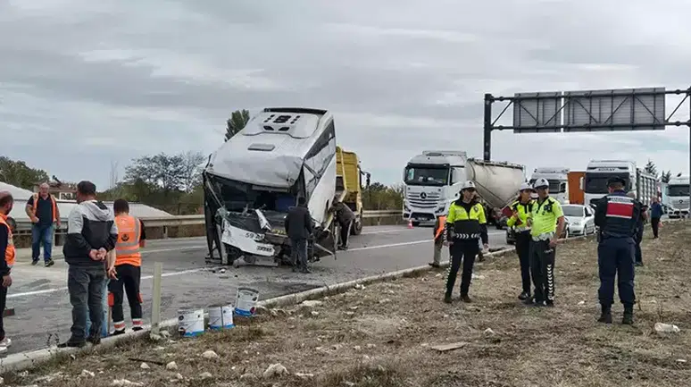Saray'da yol verme tartışması kazaya yol açtı, 3 yaralı!