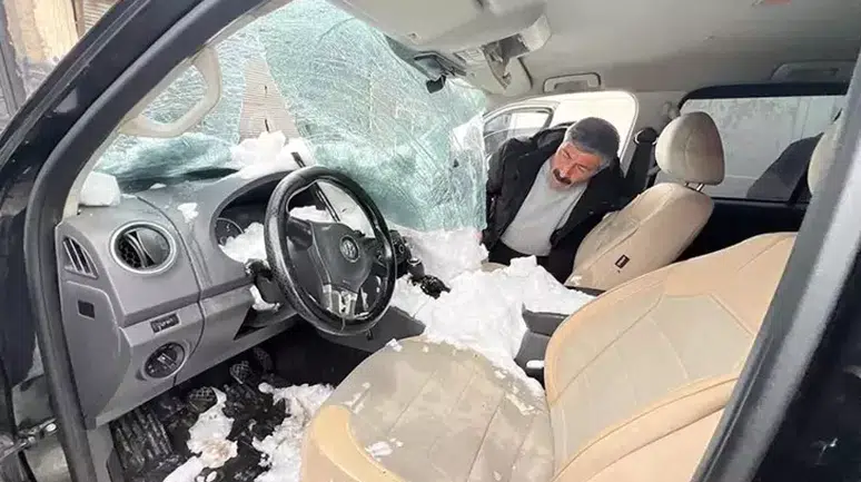 Yüksekova'da Kar Kütlesi Aracın Üstüne Düşerek Kazaya Neden Oldu