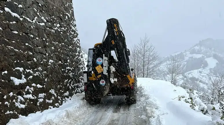 Trabzon'da Etkili Kar Yağışı 70 Mahalle Yolunu Kapatırken