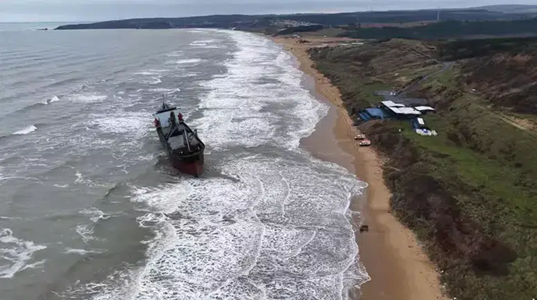 Sarıyer'de 'Razouk' Gemisi Karaya Oturdu, Kurtarma Çalışmaları Sürüyor
