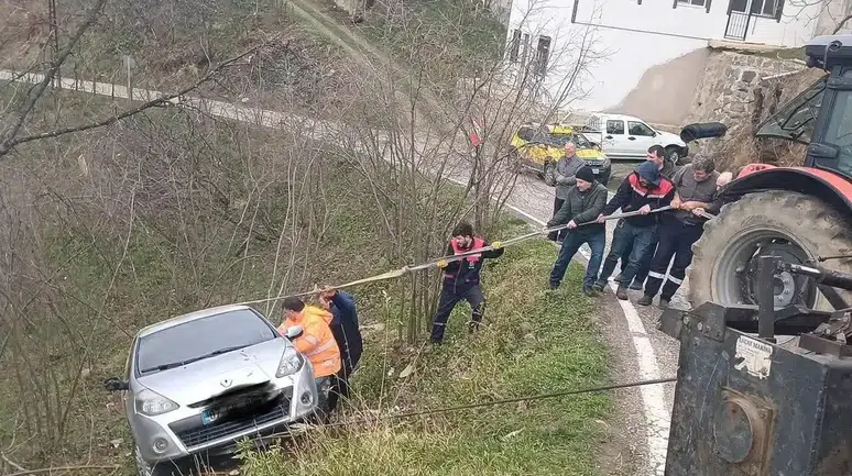 Fırtına Gücüyle Sürüklendi: Otomobil Fındık Bahçesine Düştü!