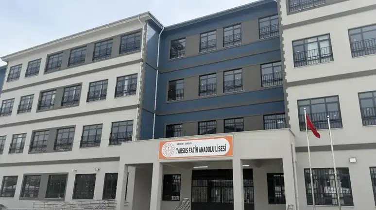 Tarsus'ta Liseli Öğrenci Okulda Tabancayla Ele Geçirildi!