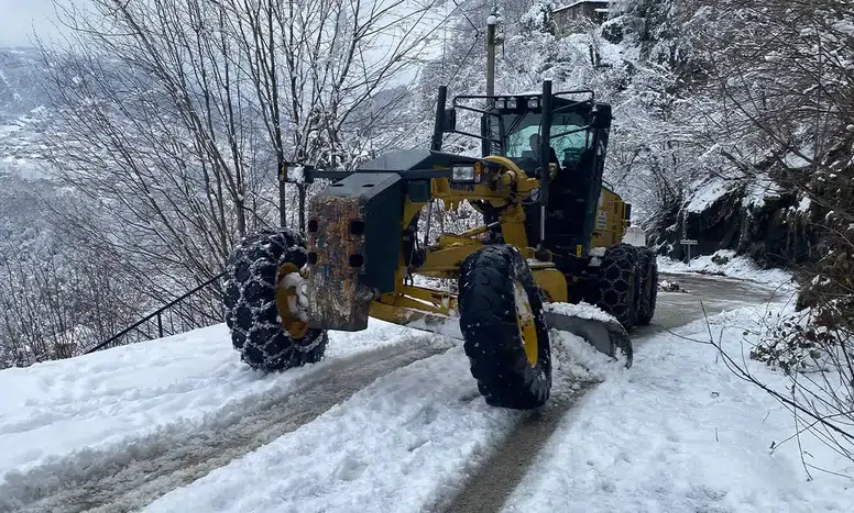 Trabzon'da Karla Mücadele: 122 Personel ile Kapalı Yollar Açılıyor