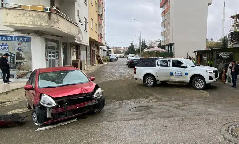 Akçaabat’ta Otomobil Trafik Trafosuna Çarptı: Yaralı Yok