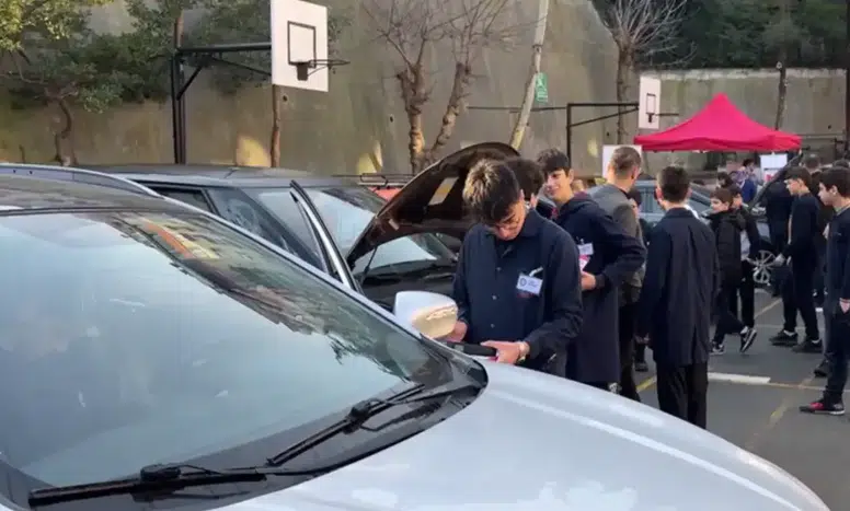 Meslek Lisesi Öğrencileri Trafik Güvenliği İçin Araç Kontrolü Yapıyor