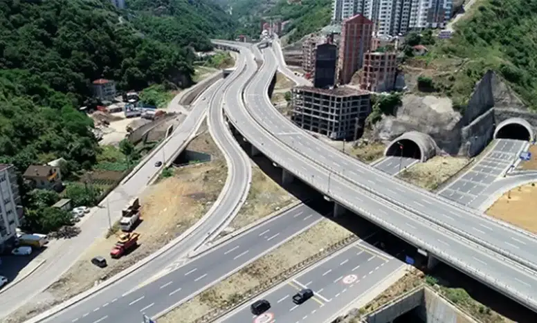 Trabzon'da Yol Çalışmaları Ulaşımda Kesintilere Neden Oluyor