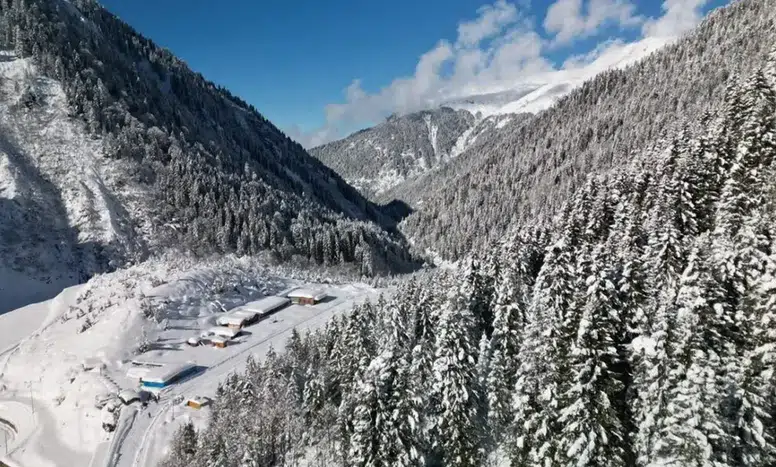 Trabzon'da Etkili Kar Yağışı Ulaşımda Aksamaya Neden Oldu