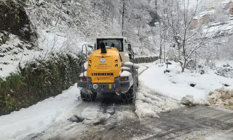 Trabzon'da Yoğun Kar Yağışı Nedeniyla 40 Mahalle Yolu Kapatıldı