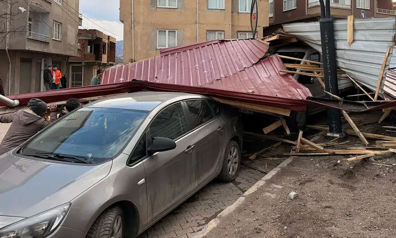 Ordu'da Şiddetli Rüzgar, Evler ve Elektrik Hatlarına Zarar Verdi