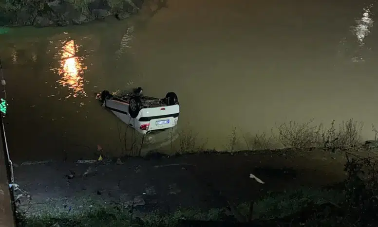 Akçaabat'ta Kontrolden Çıkan Otomobil Sera Gölü'ne Düştü