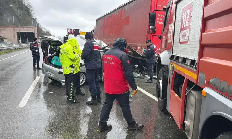 Hopa'da Trafik Kazası: İki Ölü, Bir Yaralı Hastaneye Kaldırıldı
