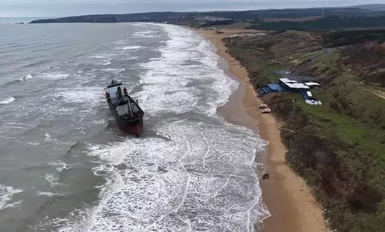 Sarıyer'de 'Razouk' Gemisi Karaya Oturdu, Kurtarma Çalışmaları Sürüyor