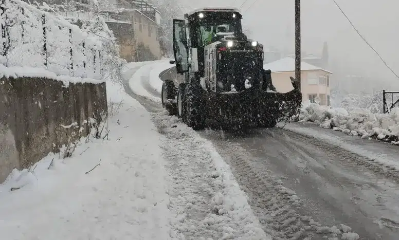 Trabzon'da Kışın Sert Yüzü: 19 Mahallede Kar Engeli